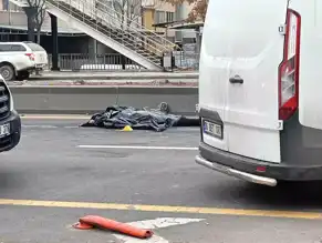 Üst Geçitten Düşen Kadına Araç Çarptı