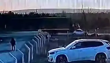 Park Halindeki Araca Kamyon Çarptı: 1 Yaralı