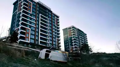 Keçiören'de PTT Kargo Aracı Şarampole Devrildi