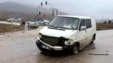 Kırıkkale'de 3 Yaralı Kaza: Otomobil ve Minibüs Çarpıştı