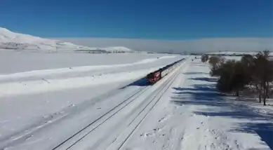 Nostaljik Tren Yolculuğu: Kar Manzaralarıyla Büyülü Bir Seyahat