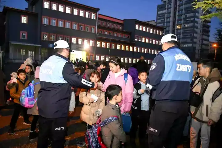 Ankara'da Öğrenciler İçin Reflektörlü Güvenlik Uygulaması
