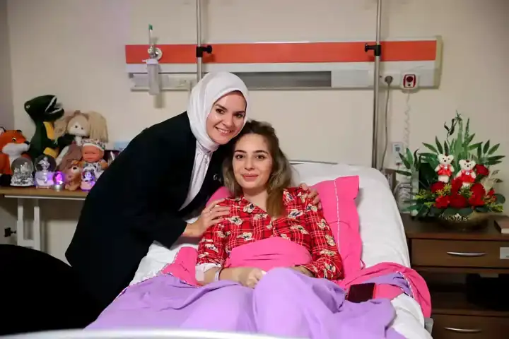 Bakan Göktaş, Kazada Yaralanan AK Partili'yi Ziyaret Etti
