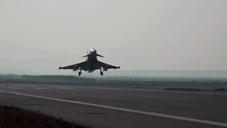 İki İngiliz Typhoon Ankara'da İncelendi