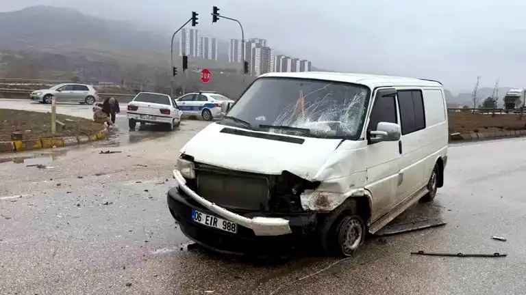 Kırıkkale'de 3 Yaralı Kaza: Otomobil ve Minibüs Çarpıştı