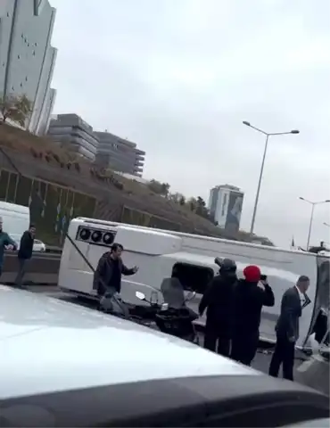 E-5 Karayolu'nda Minibüs Kazası