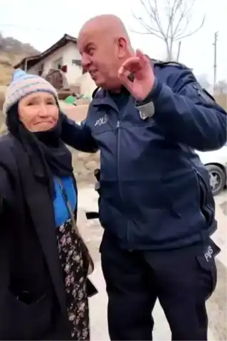 Polis Şahin'den Yaşlı Teyzeye Umre Müjdesi