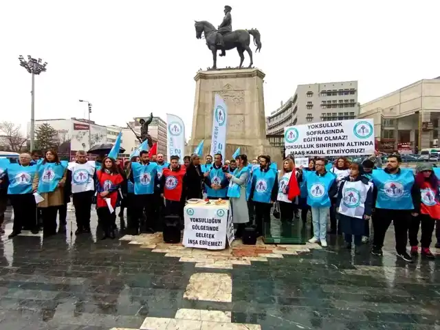 Öğretmenler Yetersiz Maaşlara Karşı Eylemde