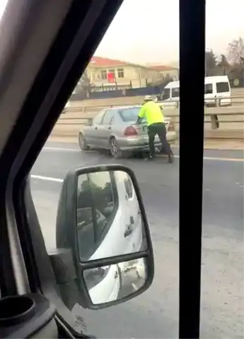 Ankara'da Trafik Polisi Arızalı Aracı İtti!
