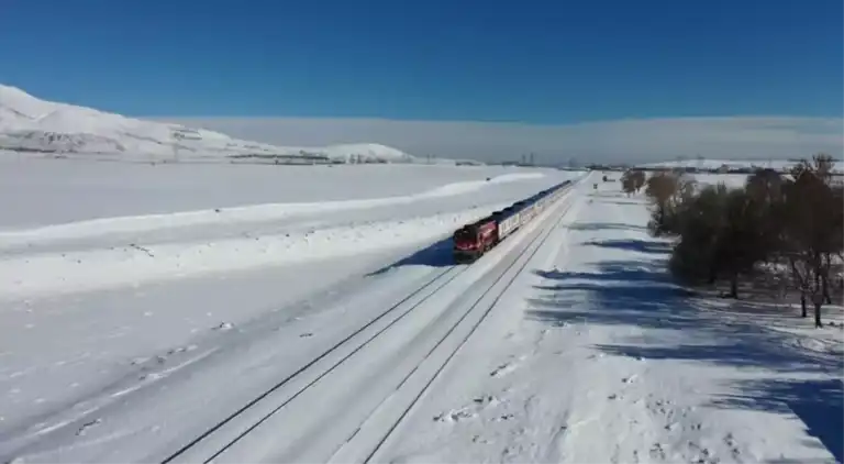 Nostaljik Tren Yolculuğu: Kar Manzaralarıyla Büyülü Bir Seyahat